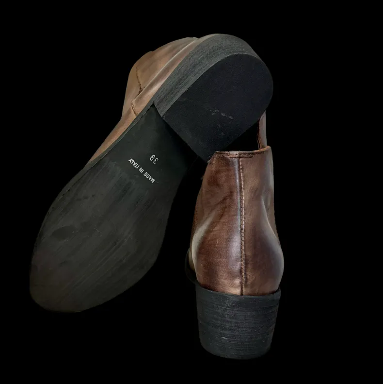 Ankle Boot In Taupe Leather With Zip