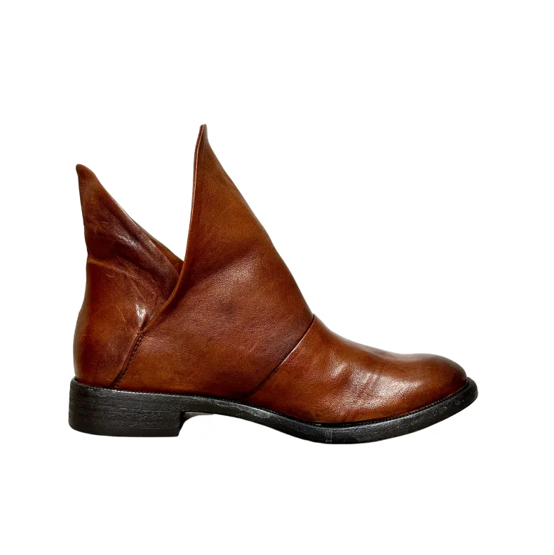 Artisanal Ankle Boot In Camarri 1916 Leather