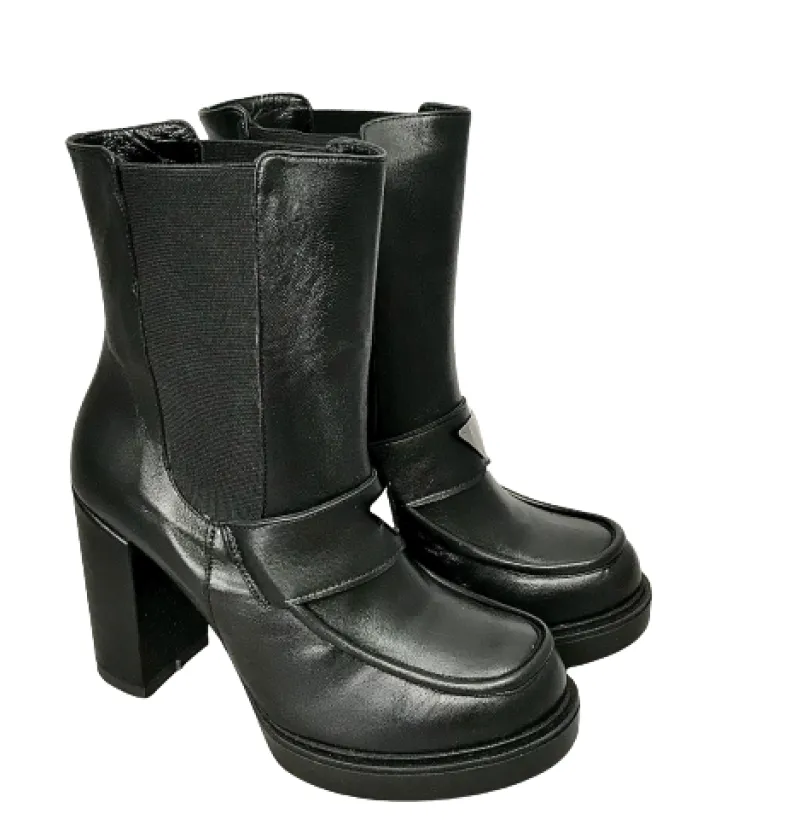 Black Handcrafted Beatles With Heel