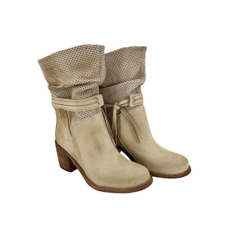 Handcrafted Boot In Beige Nubuck Leather