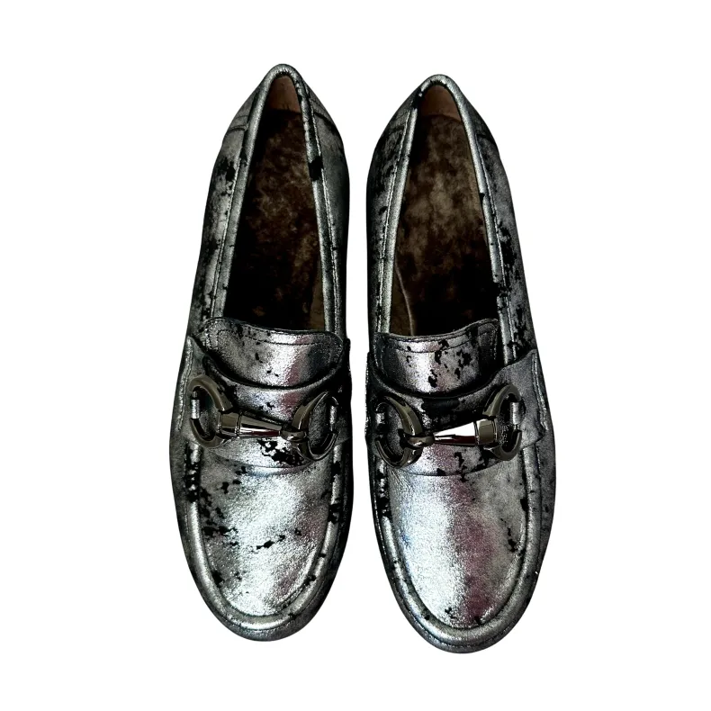 Handcrafted Moccasin In Silver Laminated Leather And Lambskin Lining