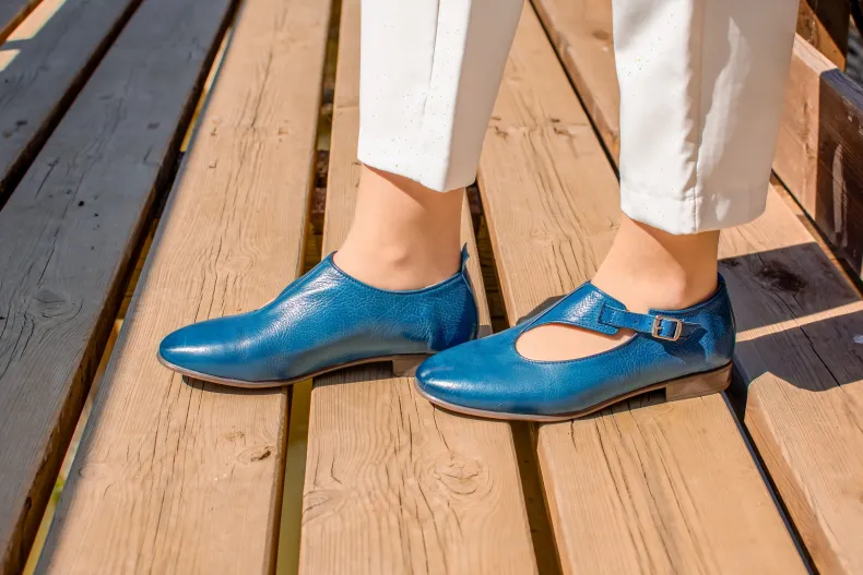 Shoe With Handcrafted Buckle In Blue Dipped Leather