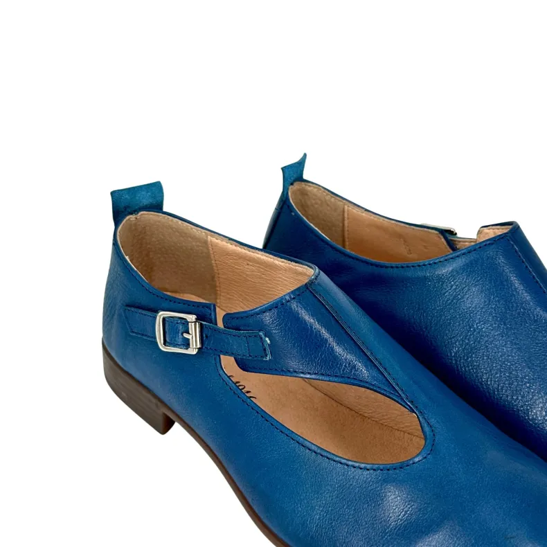 Shoe With Handcrafted Buckle In Blue Dipped Leather