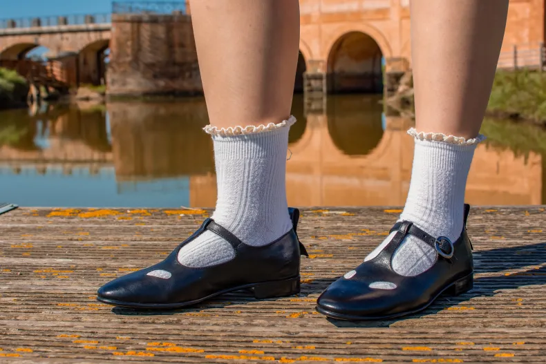 Shoe With Small Eyes And Handcrafted Buckle In Black Dipped Leather