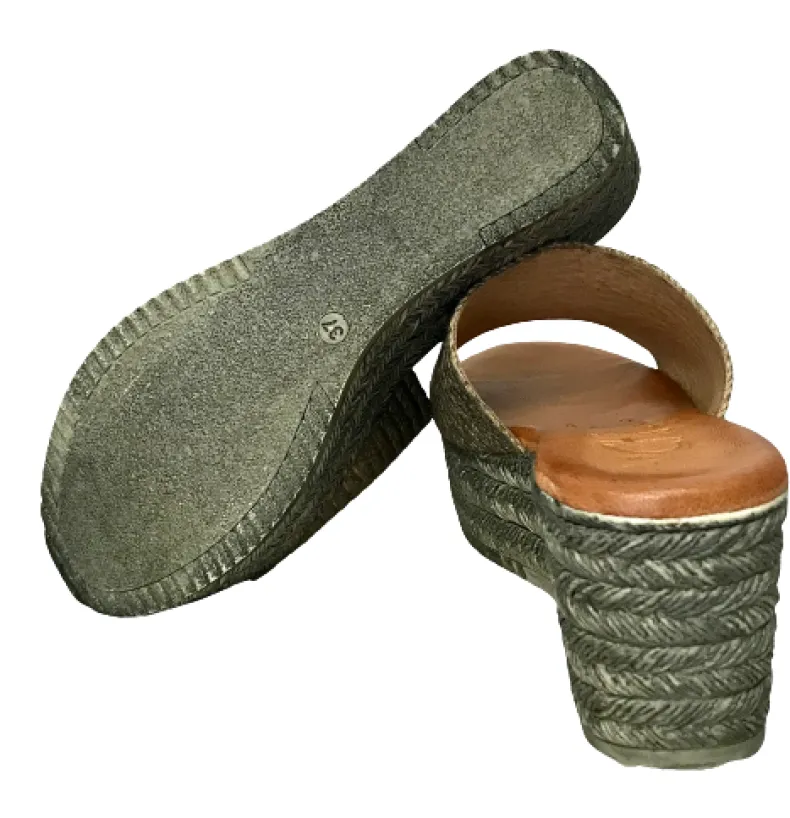 Wedge With Khaki Raffia Band